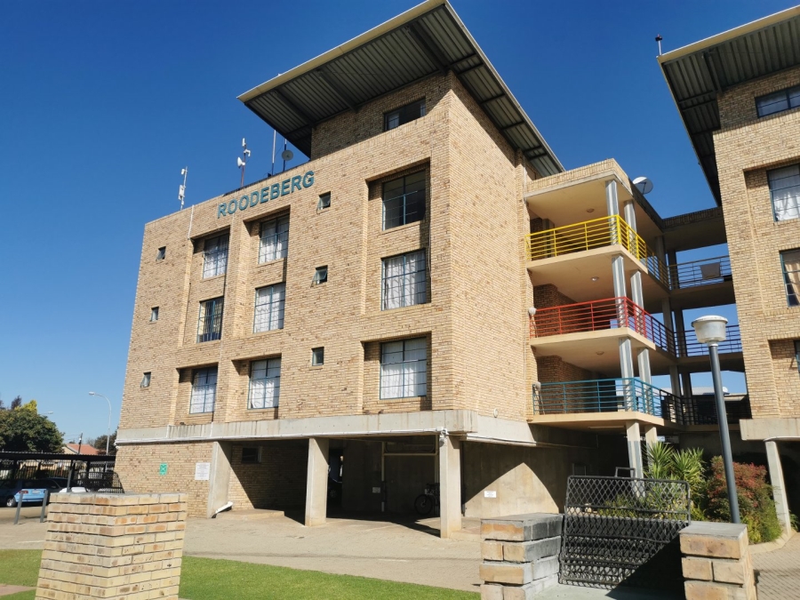 To Let 1 Bedroom Property for Rent in Kannoniers Park North West